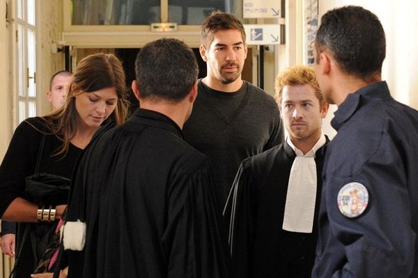 Nikola Karabatic et sa compagne Géraldine Pillet avant l'audience dans les couloirs du palais de justice de Montpellier avec leurs avocats - 16 octobre 2012.