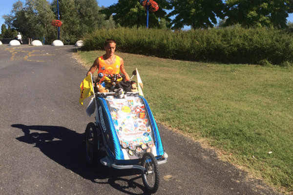 Arrivée de Cyril Maurice à Moulins après 3000 kms parcourus à pied depuis le 16 avril pour l'association Rêves.