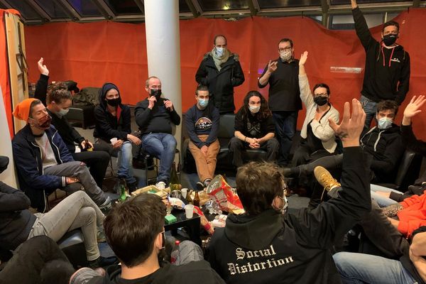 Première nuit d'occupation au Quartz pour les intermittents du spectacle et première assemblée générale