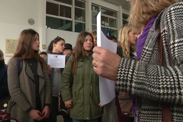 A gauche de l'image, Isabela et Iréna sont scolarisées au collège Alphonse Karr de Saint-Raphaël. 