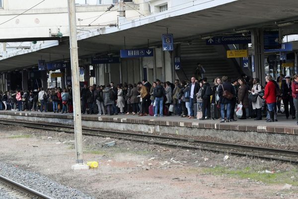 Les voyageurs attendent un train pour Strasbourg en gare de Mulhouse au soir du premier jour de grève à la SNCF.