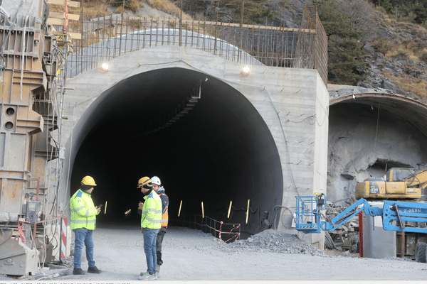 Surprise dans l'affaire du tunnel de Tende : 15 personnes ont été acquittées par la justice italienne. Après de nombreux retards, le nouveau tunnel devrait ouvrir en test fin mars/début avril et de manière définitive en juin, a annoncé le ministre des transports français Philippe Tabarot.