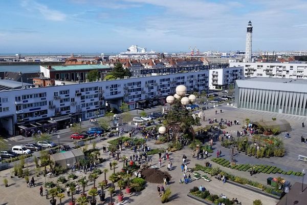 L'Aéroflorale II s'est posée en plein centre de Calais, sur la place d'Armes.