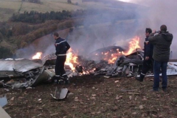 Trélans (Lozère) - les pompiers cherchent les corps des victimes sur le site du crash - 10 novembre 2012