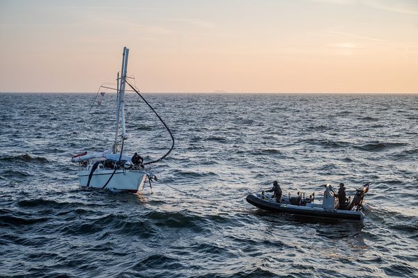 Le voilier endommagé a été secouru par la Marine nationale, après sa collision avec un ferry.