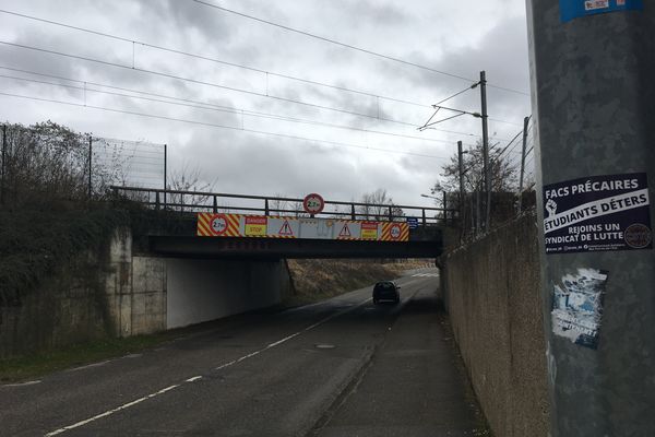 Une nouvelle signalétique rend plus visible la hauteur du pont de la Fonderie.