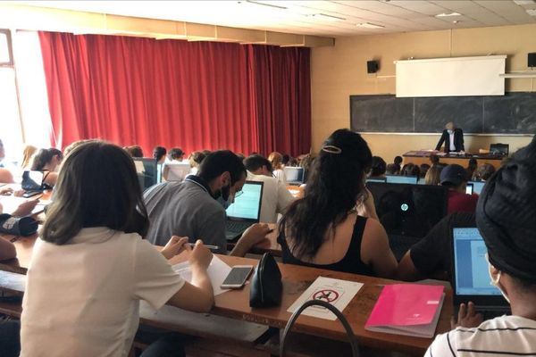 Dans les amphithéâtres de l'Université Clermont Auvergne, la distanciation sociale est parfois difficile à respecter.