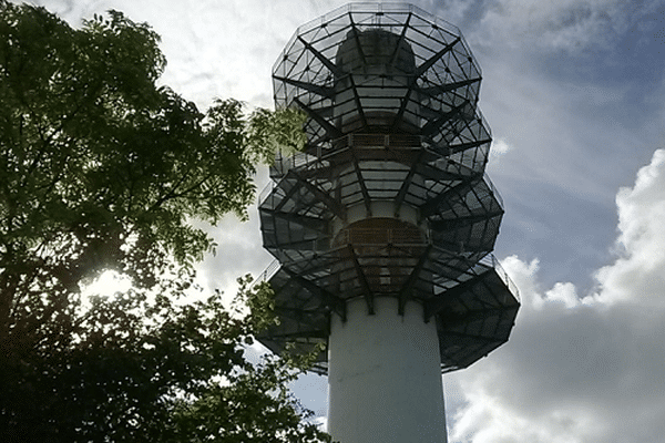 Un particulier vend ensemble sa maison et la tour de télécommunication située sur la propriété. 