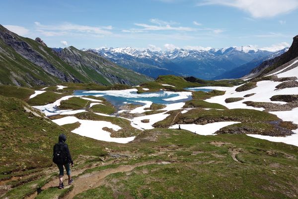 Voici l'un des cinq lacs de Forclaz à découvrir lors d'une randonnée dans le Beaufortain, en Savoie.