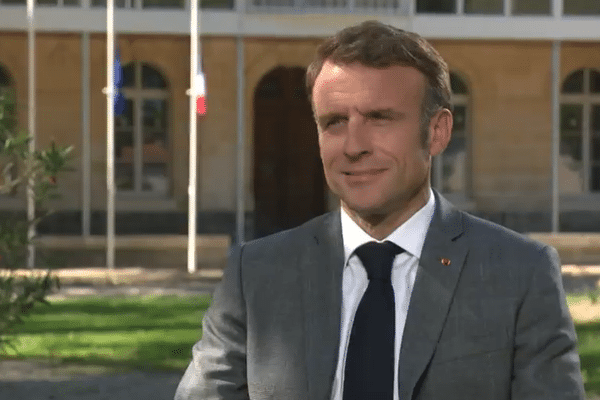 Le président Emmanuel Macron répond aux questions de France 3  depuis Clairac dans le Lot-et-Garonne, le 2 octobre 2023.