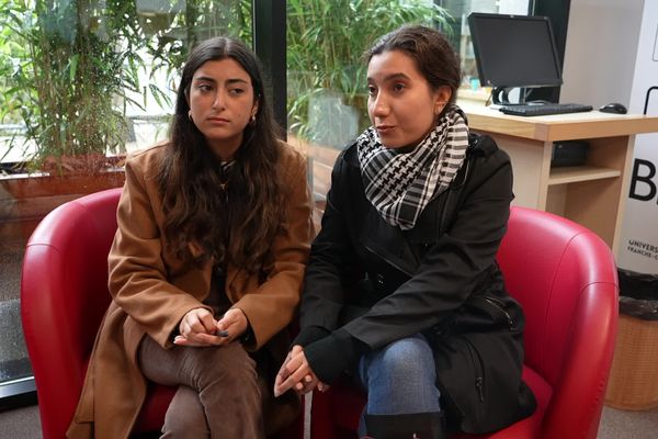 Julia Bayda, à gauche, et Carine Choker, à droite font partie de l'Association des étudiants libanais de Besançon