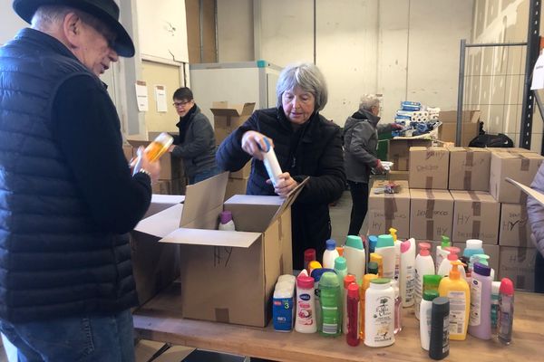 Mecredi, les bénévoles des restos ont déchargé le fruit d'un week-end de collecte dans leur entrepôt de Vendargues.