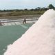 Sur l'île de Ré, la récolte du sel est en retard en raison de la météo maussade de ces neuf derniers mois.