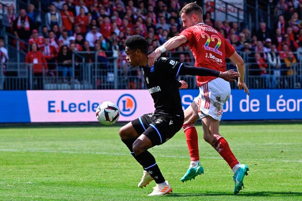 Duel entre le milieu de terrain d'Auxerre, Rayan Raveloson et le Brestois Jeremy Le Douaron