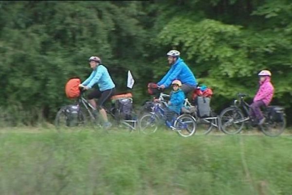 La famille Van de Velde sur la véloroute aux environs de Besançon