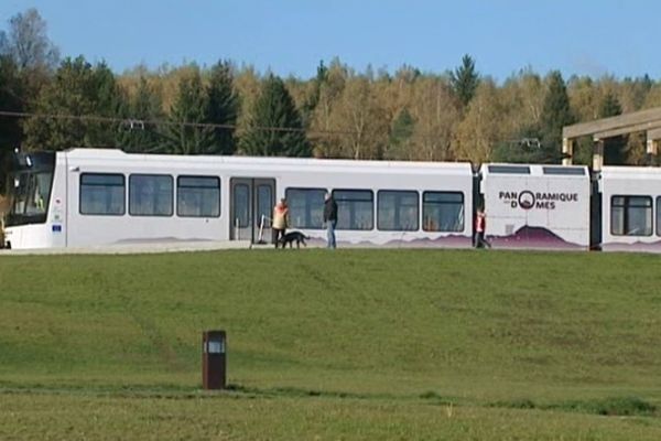 Fermé depuis le 15 octobre pour des travaux de maintenance, le Panoramique des Dômes devait reprendre du service samedi matin, deux semaines plus tard. Mais le givre l'a immobilisé à quai.