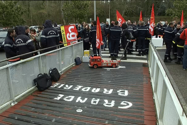 Les pompiers du Finistère ont manifesté à l'extérieur du SDIS