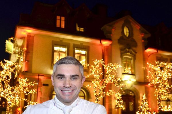 Benoît Violier en décembre 2015 devant son restaurant de Crissier, près de Lausanne, en Suisse 