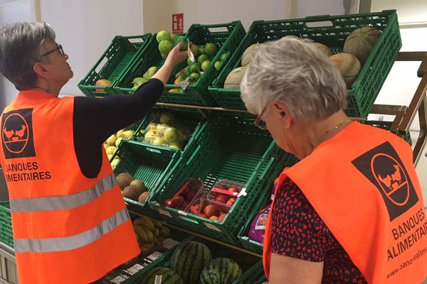 Fruits, légumes, produits laitiers, pâtes, riz : toutes les denrées disponibles en rayon sont des invendus récupérés auprès des supermarchés