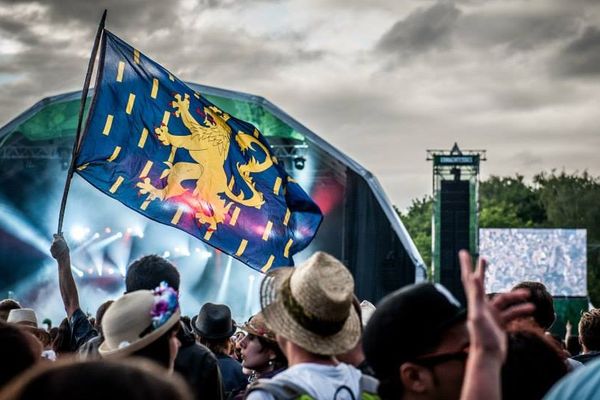 Les festivaliers devant la grande scène du festival 