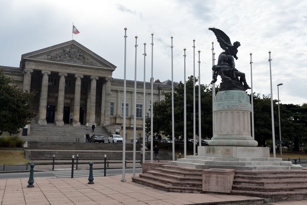 Dans sa décision, la cour d'assises de la Loire a retenu la circonstance atténuante d' "altération du discernement de l'accusé qui souffre de troubles psychiques ou neuropsychiques.