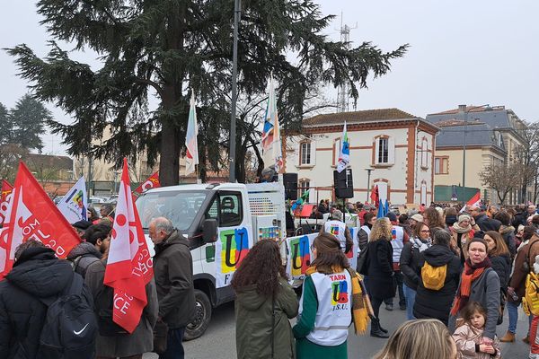 Dans le département du Tarn une centaine de manifestants se sont rassemblés devant l'inspection d'académie en milieu de matinée notamment pour dénoncer leur niveau de salaires.