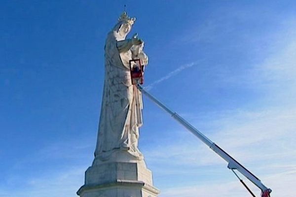 21 mètres de haut, 200 tonnes. La Vierge de Monton est la quatrième plus haute statue de France. Un monument à préserver.