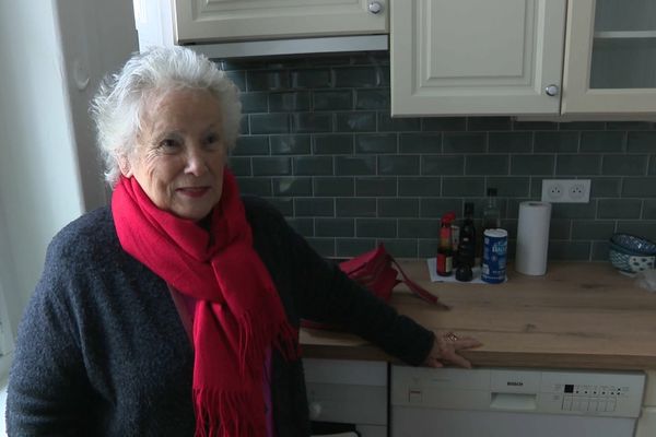 Odile, habitante de 83 ans, est de retour dans son appartement parisien. Il avait été ravagé par une explosion, il y a plus de cinq ans.