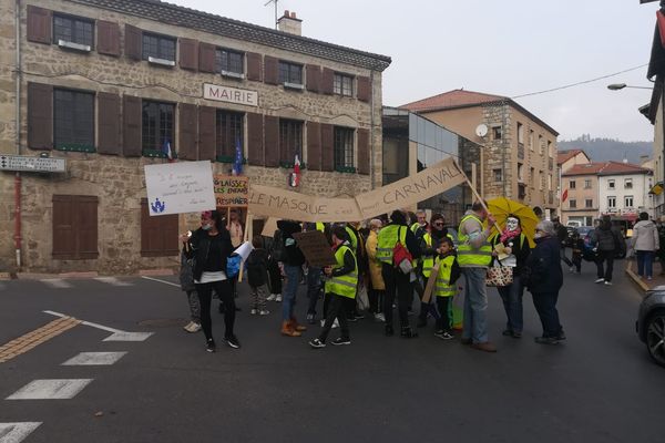 "Les masques, c'est pour carnaval" pouvait-on lire sur une banderole