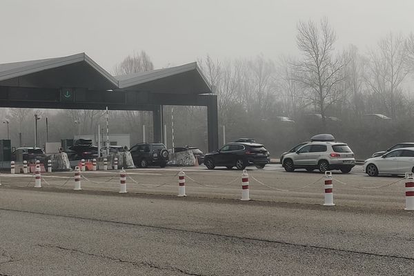 Des kilomètres de bouchons se sont cumulés ce samedi 28 décembre dans les Alpes du Nord notamment sur l'A 43 en Savoie et en Isère.