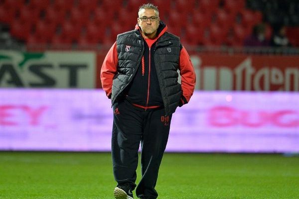 Christophe Urios sur la pelouse du stade  Charles-Mathon à Oyonnax, avant la rencontre de l'US Oyonnax et La Rochelle (ASR).