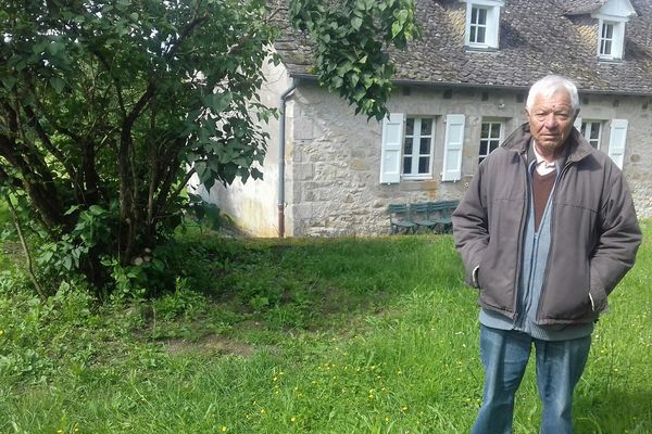 Denis Tillinac devant la maison où il a écrit beaucoup de ses livres.