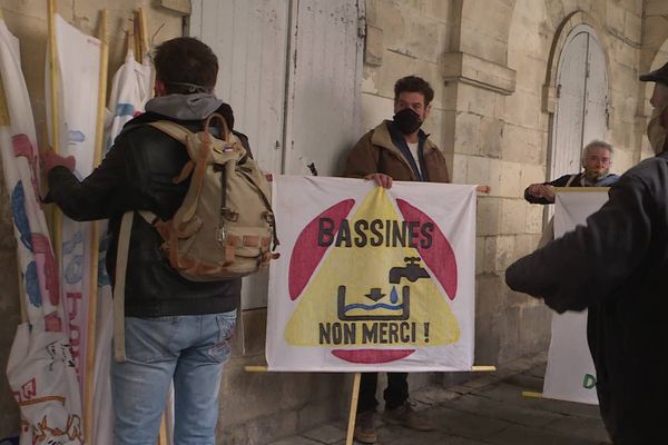 Les militants du Collectif Bassines Non Merci devant le tribunal correctionnel de La Rochelle, ce mercredi 13 janvier 2021.