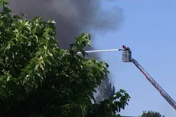 Quatre lances de pompiers auront été nécessaires pour circonscrire l'incendie