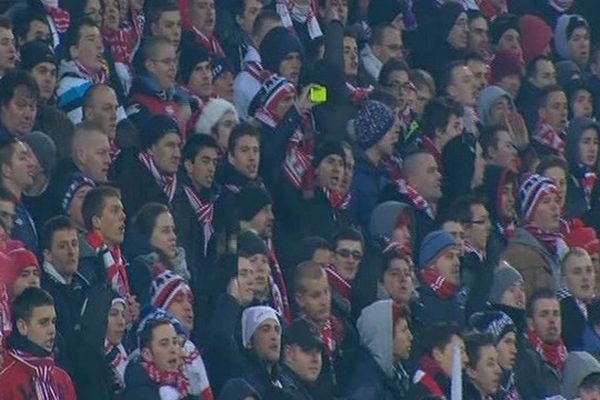 Des supporters lillois, ce dimanche au Grand Stade de Lille. 