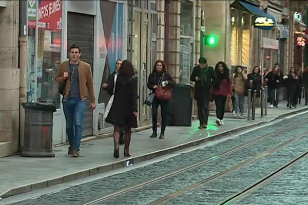 Les piétons marchaient le long des voies de tramway ce lundi matin