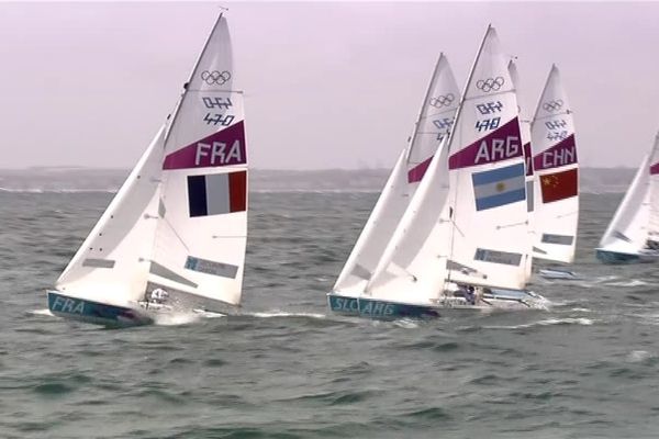 Camille Lecointre et Mathilde Géron dans l'épreuve de dériveur 470 aux JO de Londres. 