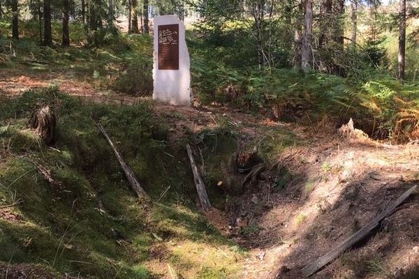 La stèle en hommage à Armand Gatti, devant sa cache dans la forêt de Berbeyrolle en Corrèze.