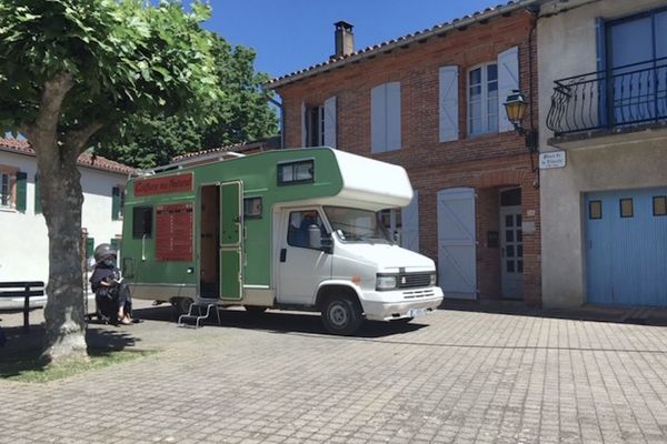 Dans le Lauragais près de Toulouse : un salon de coiffure ambulant aménagé dans un camping-car.