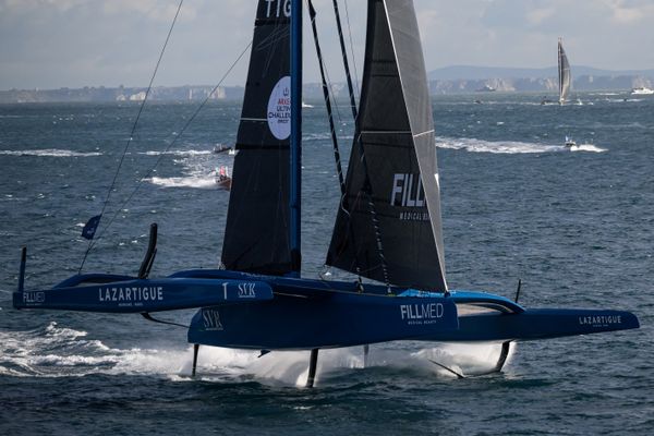 Foil tribord endommagé sur le maxi-trimaran SVR - Lazartigue, l’équipe fait demi-tour vers Concarneau