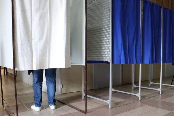 Photo de plusieurs isoloirs dans un bureau de vote lillois, dimanche 28 juin.