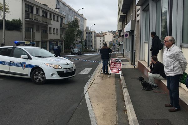 La police municipale a délimité un périmètre de sécurité, rue Saint-Roch, ce matin, pendant l'opération de déminage.