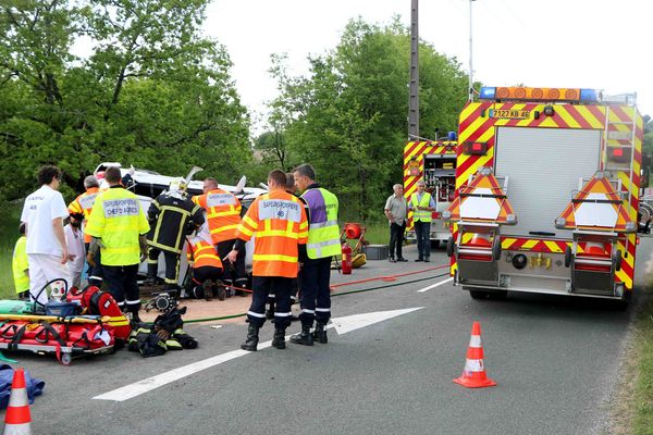 D'importants moyens ont été mobilisés pour cet accident de la route qui a fait deux morts à Crayssac, dans le Lot