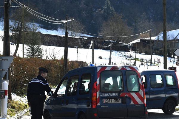 Les gendarmes bloquent les routes d'accès près de Saint-Franc, en Savoie, le 14 février 2018, où des fouilles sont en cours dans une forêt pour retrouver la petite Maëlys, disparue lors d'un mariage à la fin du mois d'août 2017