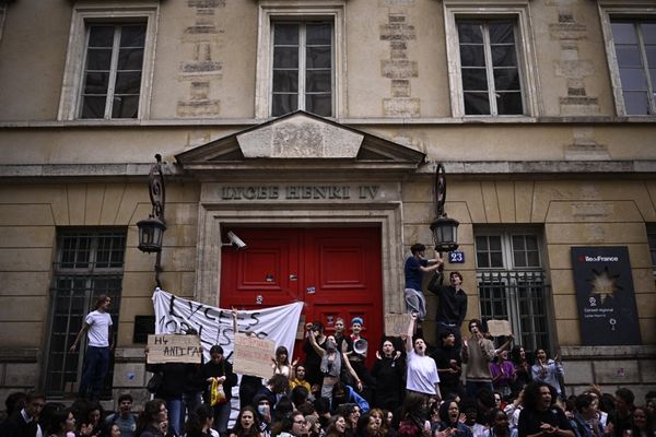 Des élèves devant le lycée Henri IV à Paris le 10 juin 2024.