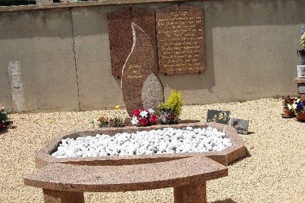 Le jardin du souvenir du cimetière de cimetière de Saint-André-de-Corcy (Ain)- Archives