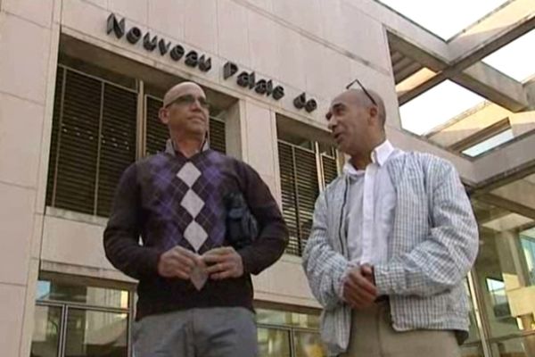 Abderrahim el-Jabri et Abdelkader Azzimani devant le palais de justice de Montpellier Archives