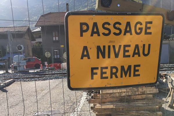 Les lieux étaient en travaux, raison pour laquelle le train circulait à faible allure. Malgré cela le drame n'a pu être évité. 