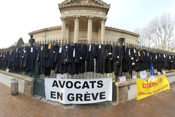 Perpignan - les avocats en grève ont déposé leurs robes devant le palais de justice - février 2020.