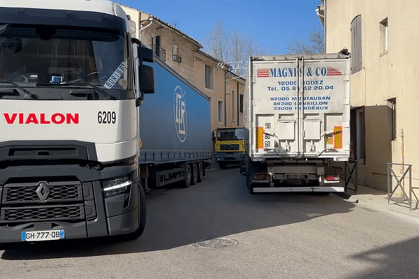 La petite commune de Sainte-Cécile-les-Vignes envahie par les camions le lundi 29 janvier 2024